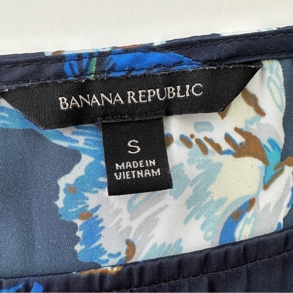 Banana Republic top with crew neckline and long sleeves, floral print, satin - Picture 6 of 8